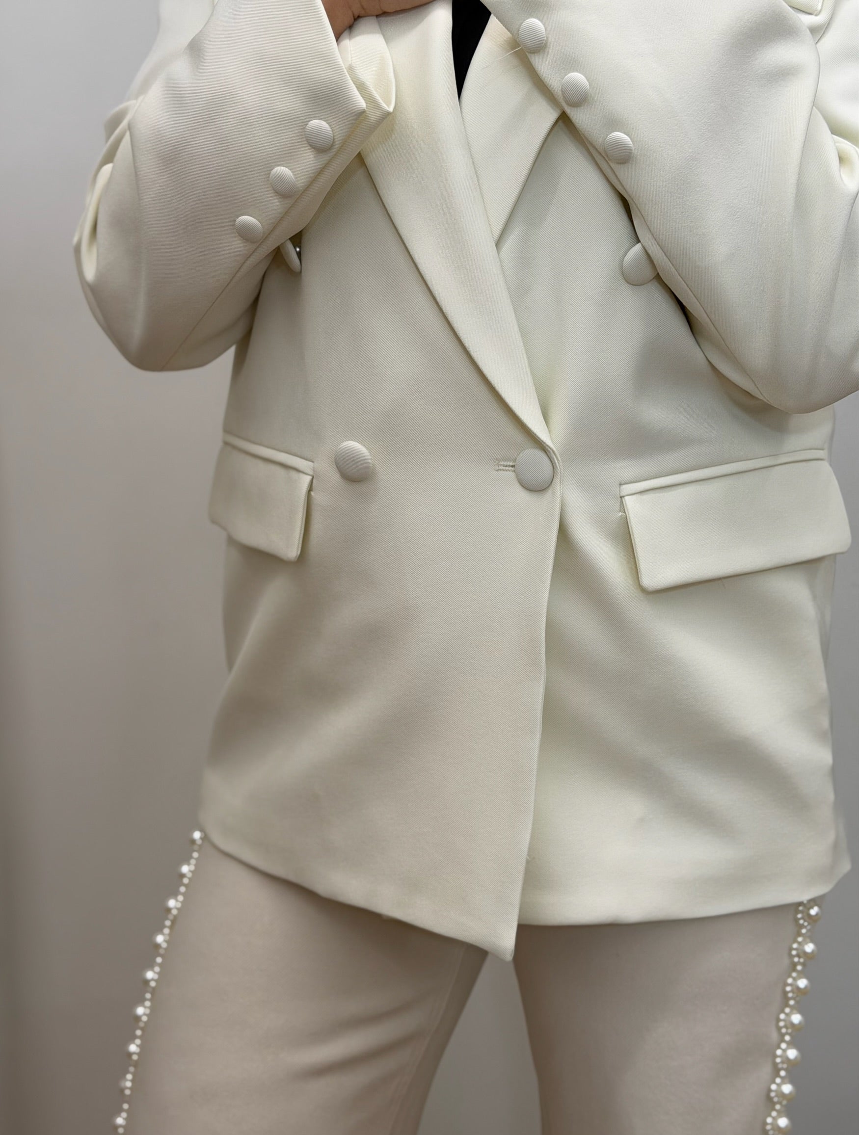 CHIC TAILORED OFF-WHITE BLAZER