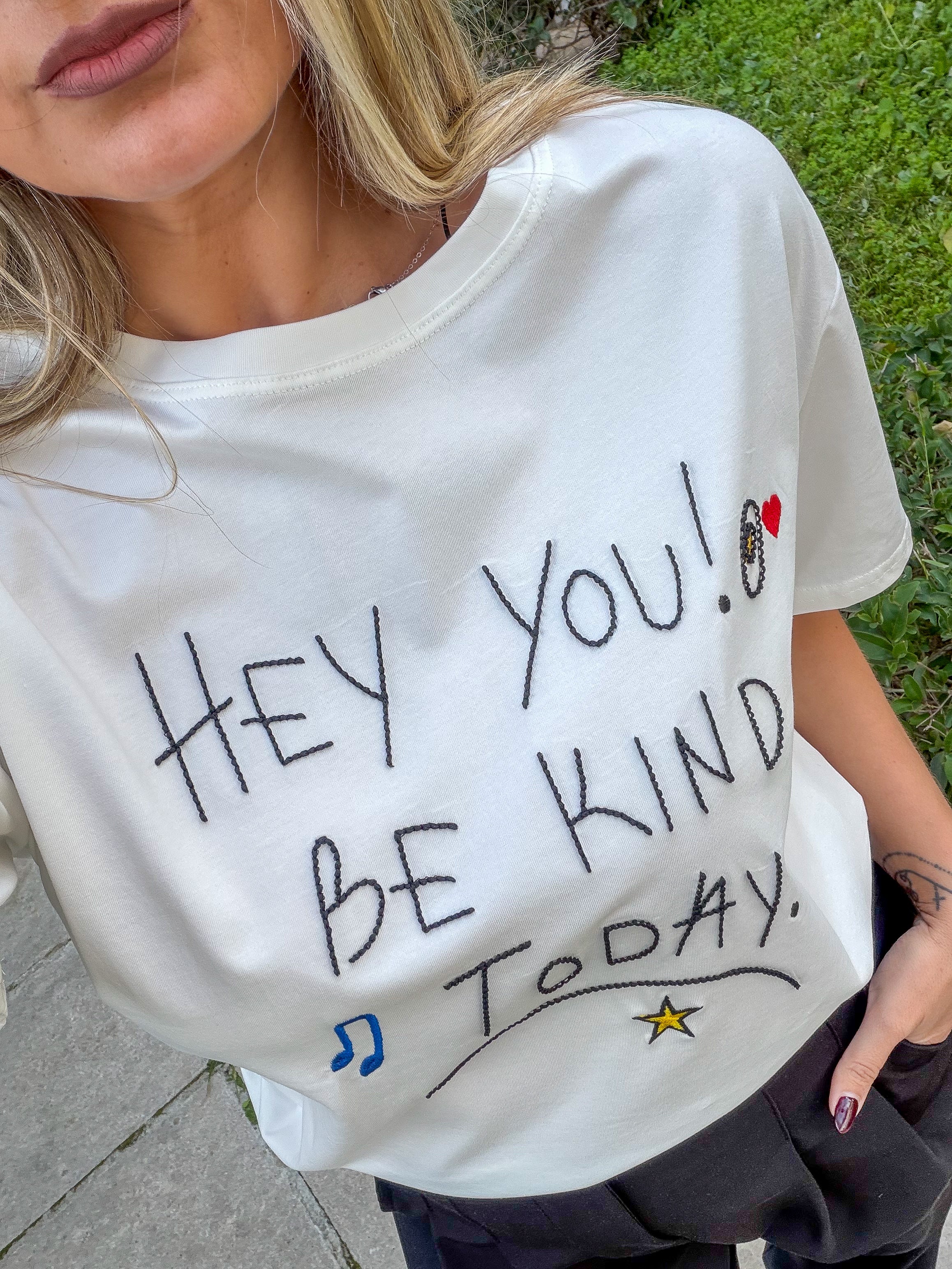 BE KIND STATEMENT WHITE T-SHIRT