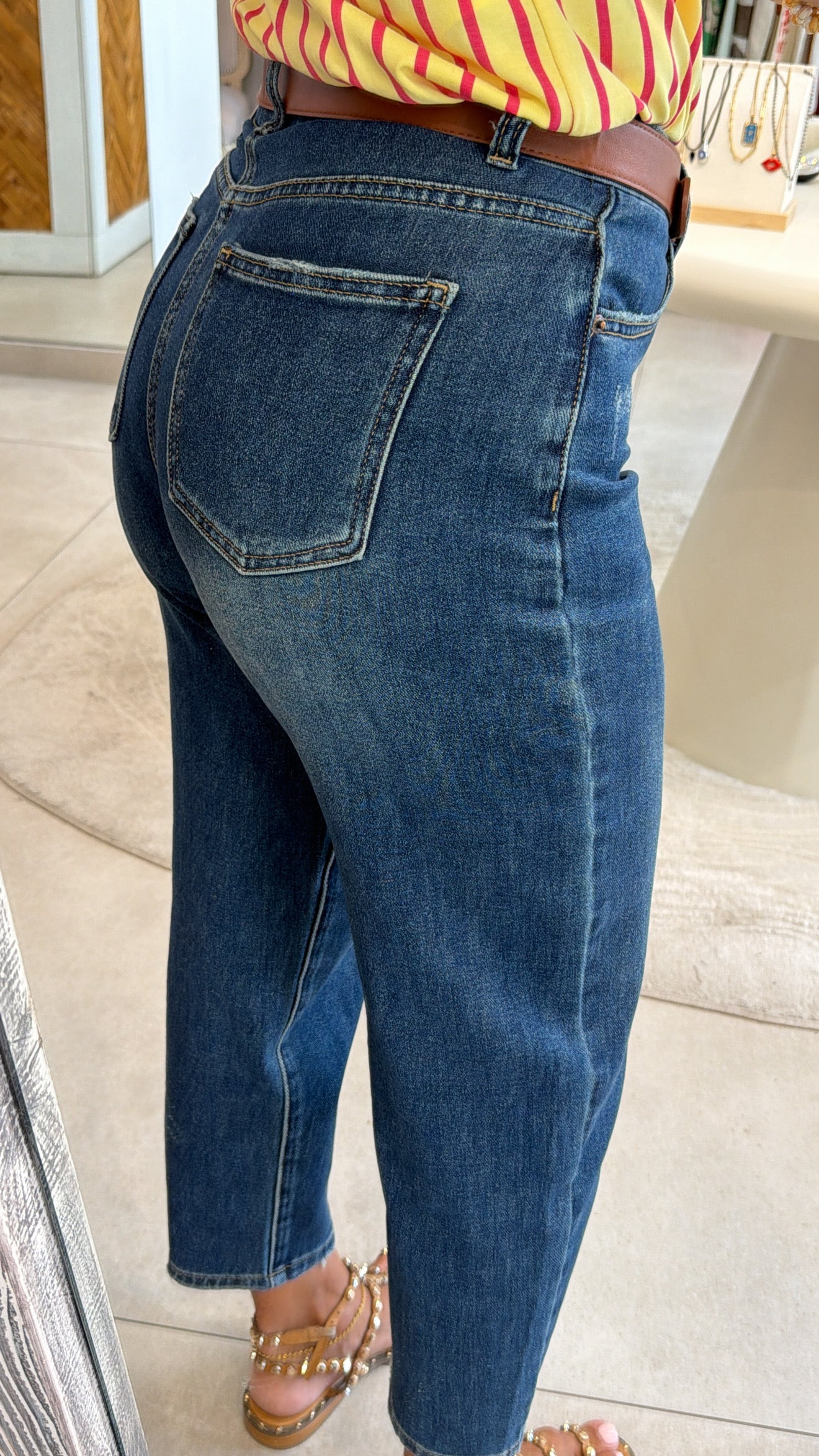 CLASSIC BELTED MOM JEANS