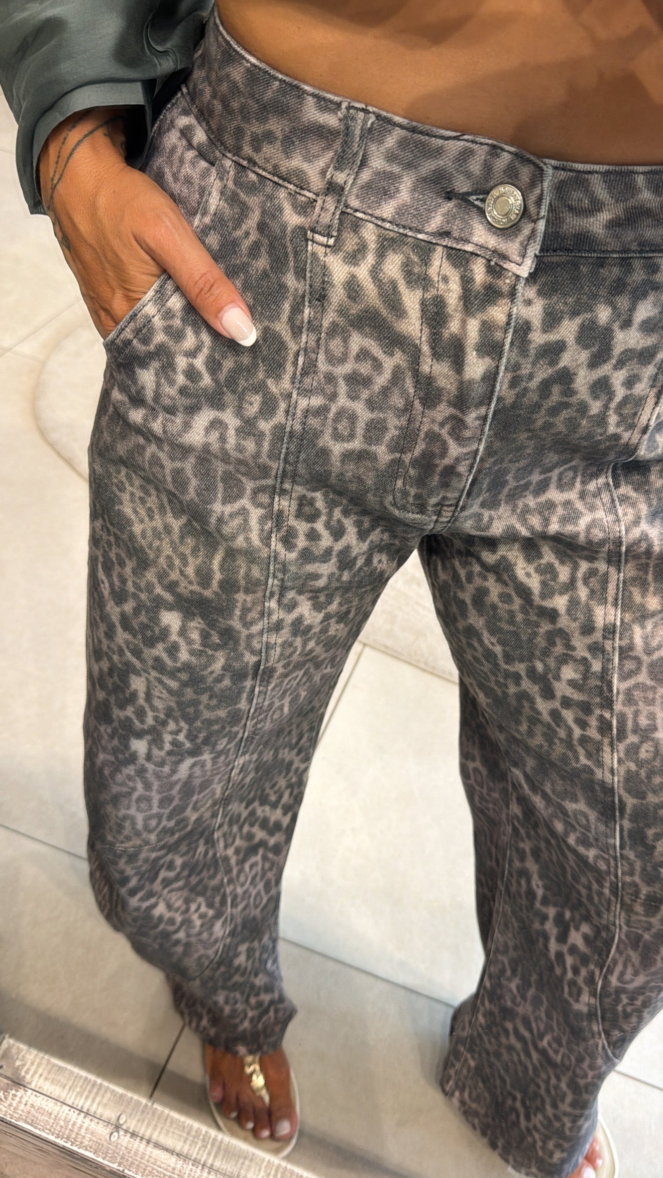 WILD LEOPARD BARREL JEANS