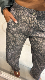 WILD LEOPARD BARREL JEANS