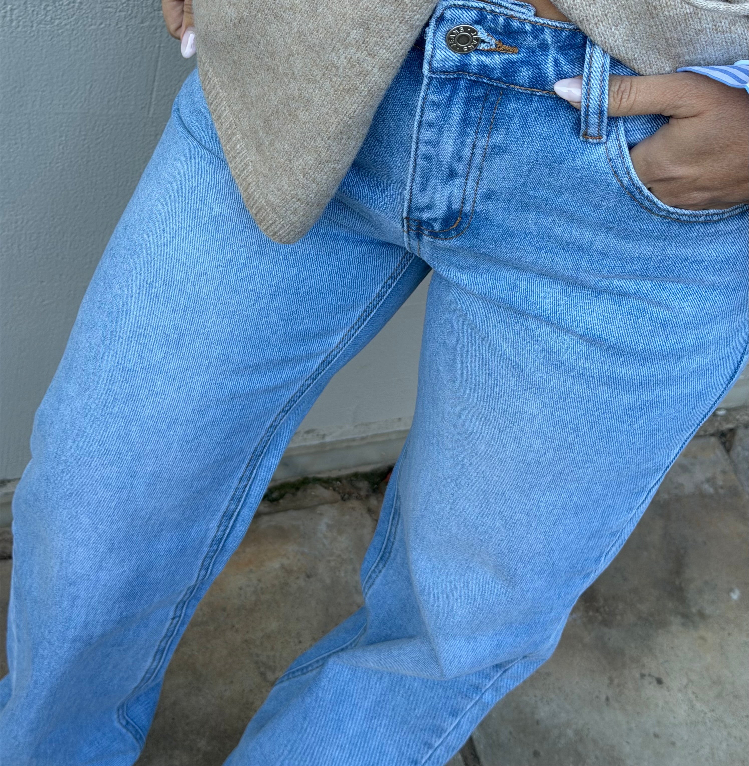 SOFT BLUE WIDE JEANS