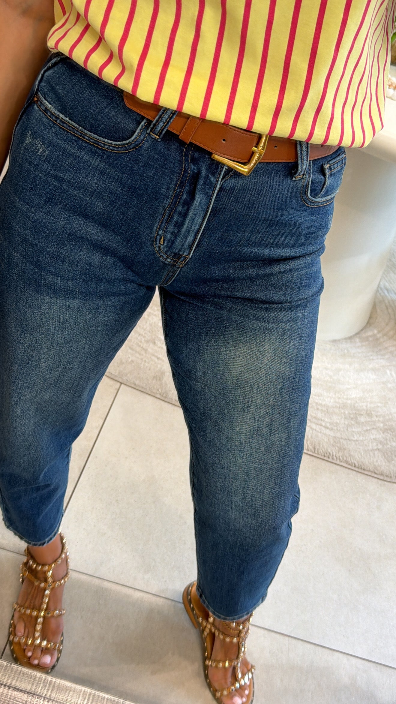CLASSIC BELTED MOM JEANS
