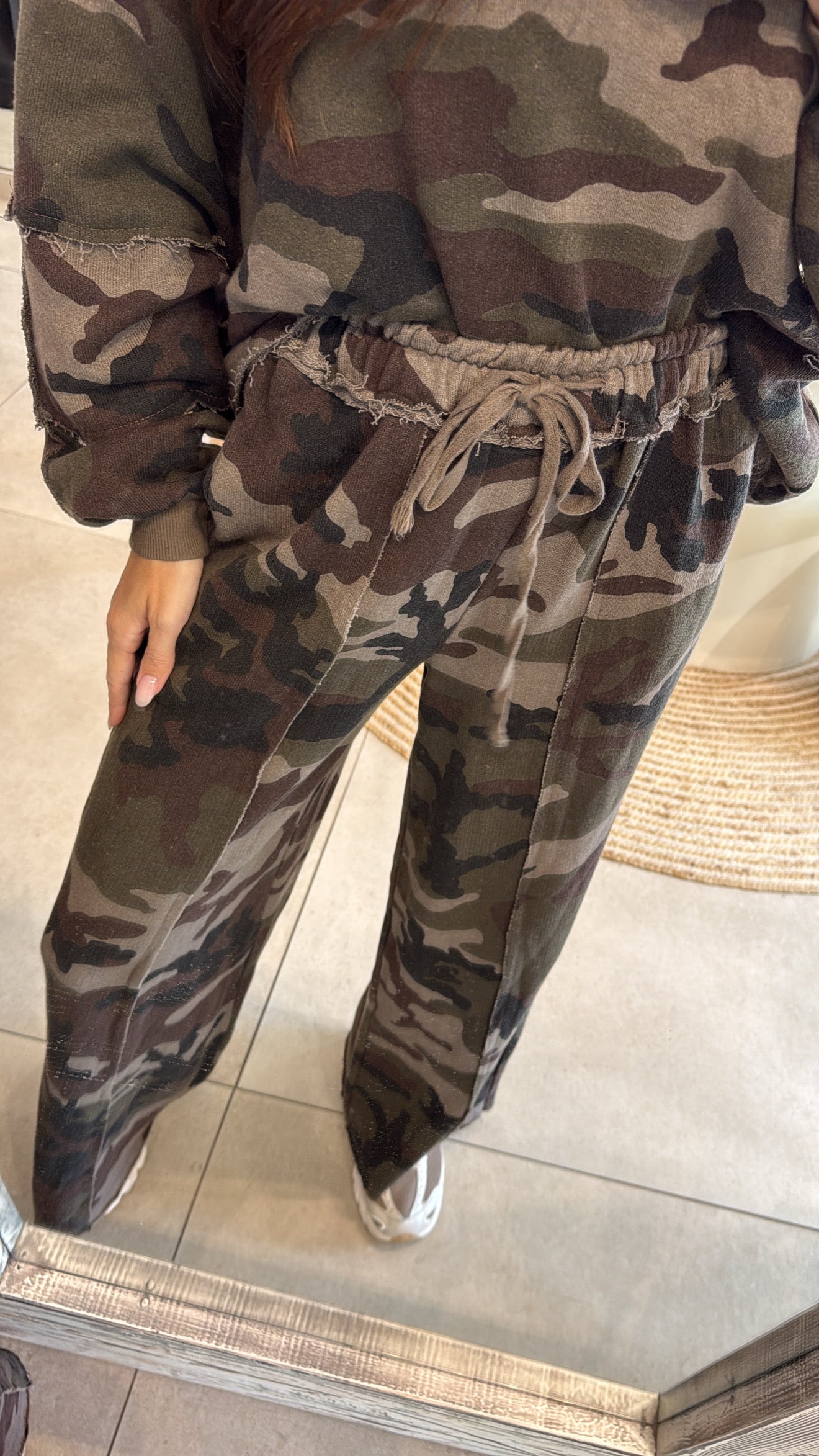 CAMO PRINT SWEATSHIRT & WIDE-LEG JOGGERS SET