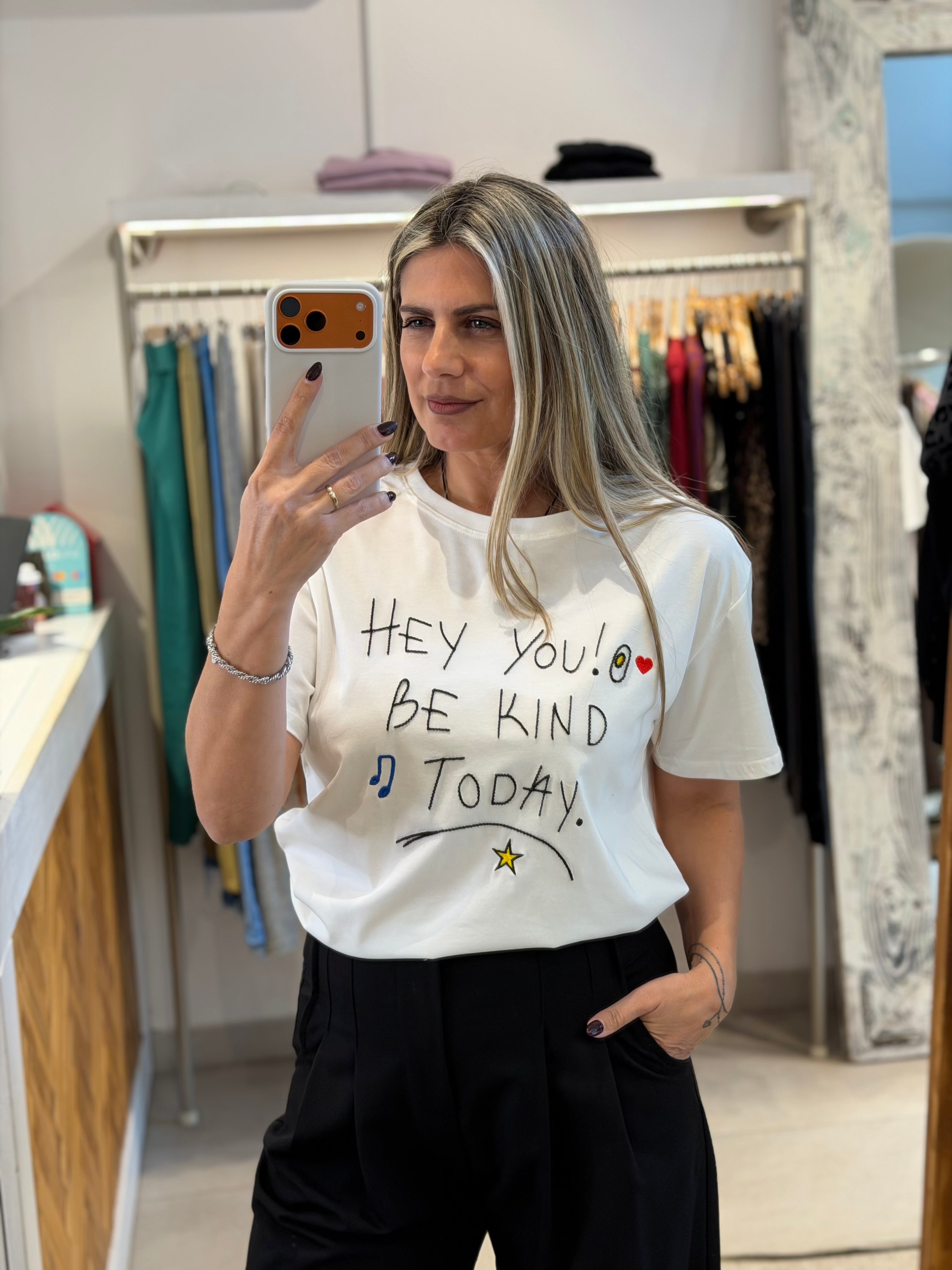 BE KIND STATEMENT WHITE T-SHIRT